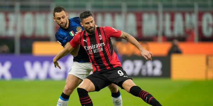 Olivier Giroud (r) vom AC Mailand kämpft mit Stefan de Vrij von Inter Mailand um den Ball. Giroud Champions League