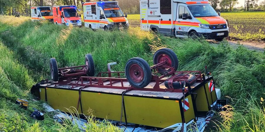 Zahlreiche Krankenwagen an der Unfallstelle.