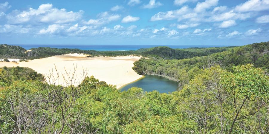 Blick über K'gari: Die weltgrösste Sandinsel Fraser Island vor der Küste von Queensland trägt nun auch offiziell wieder ihren ursprünglichen Namen.