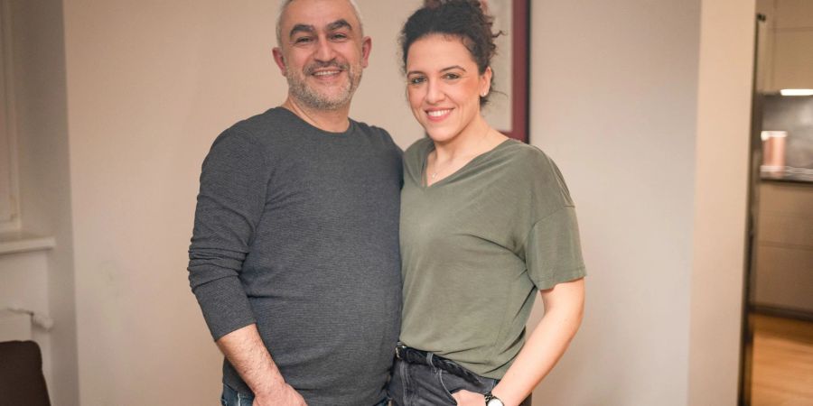 Esra (41) und Cagdas Yavuz (46) in ihrer Berliner Wohnung am Rande eines Interviews.