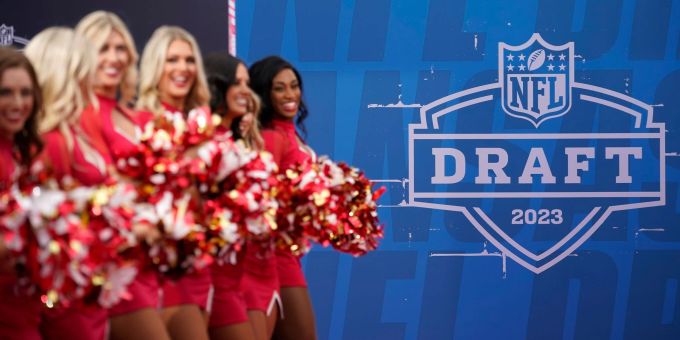 Beim Draft werden die besten Football-Talente von den NFL-Teams ausgewählt. Beim Draft werden die besten Football-Talente von den NFL-Teams ausgewählt.