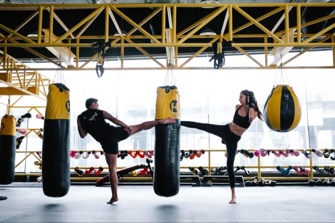Mental starke Menschen setzen sich ein Ziel und ziehen es leichter durch. Zwie Menschen beim Kickboxing