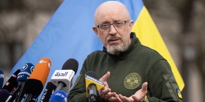 Olexij Resnikow bei einer Pressekonferenz.