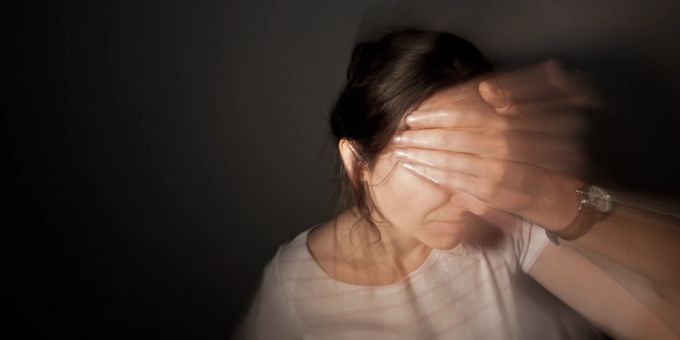 Ein Augen-Migräneanfall macht sich oft durch flimmernde Zacken im Gesichtsfeld bemerkbar. (Symbolbild) Aura Migräneanfall Gesichtsfeld Zacken