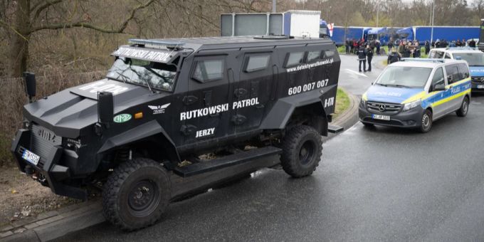 Der Schlägertrupp war in einem gepanzerten Fahrzeug unterwegs. Schlägertrupp