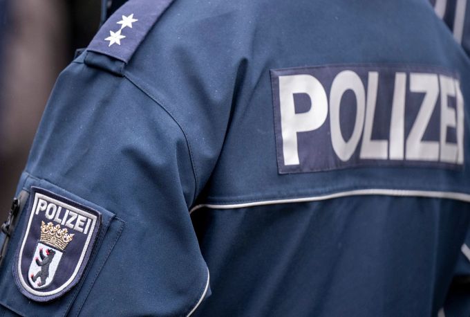 Ein Polzeibeamter in Uniform in Berlin. Polizei Berlin