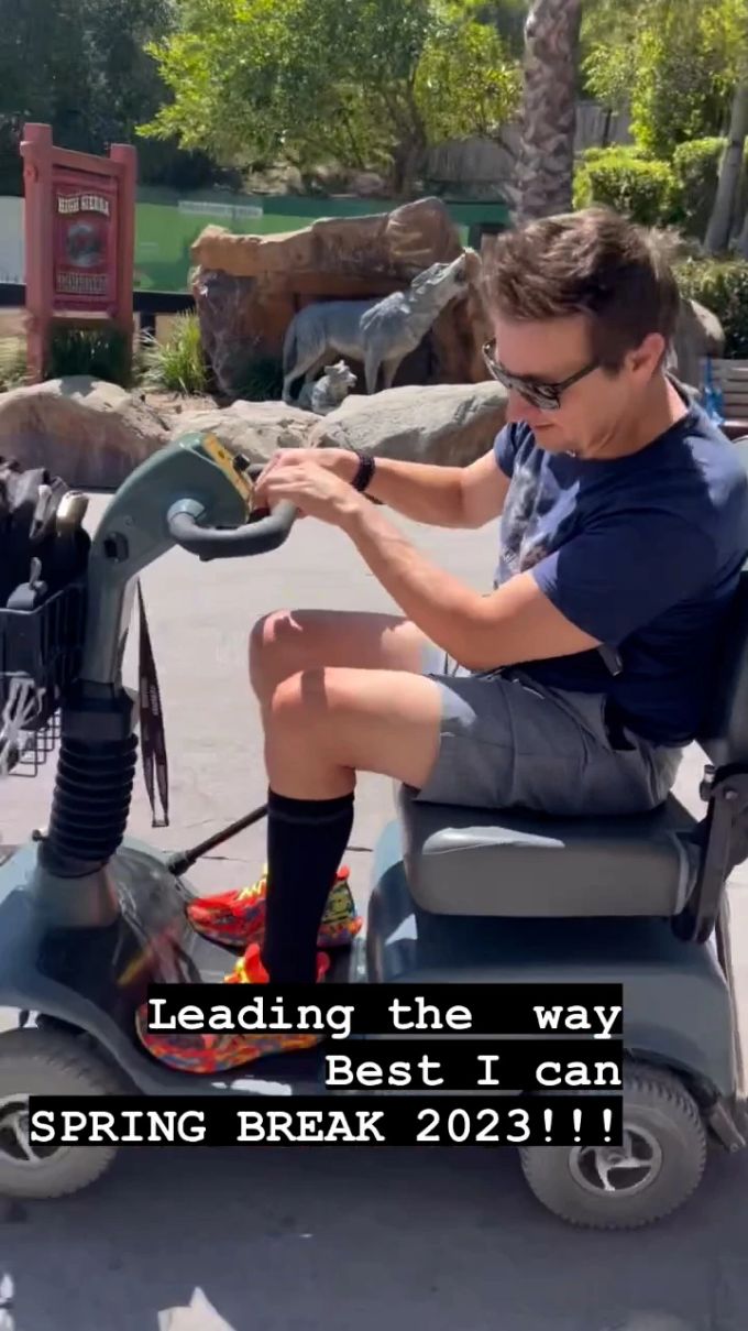 Jeremy Renner kurvt im Elektroroller durch den Freizeitpark. Renner