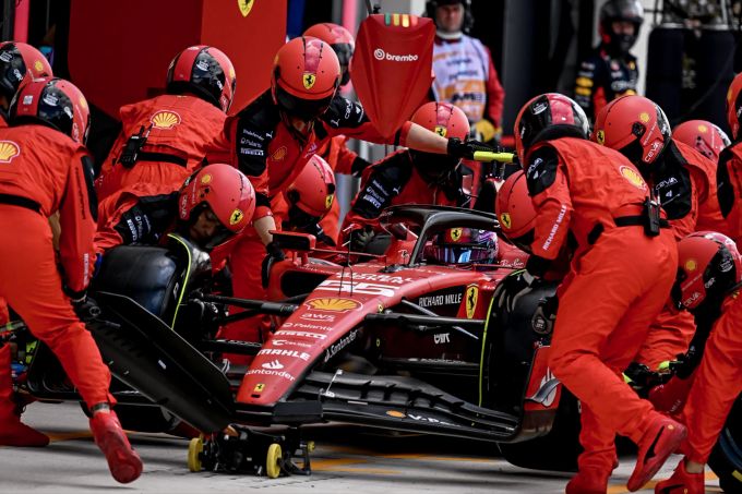 Carlos Sainz (Ferrari) beim Boxenstopp während des Miami-GP der Formel 1. Ferrari Formel 1 Sainz