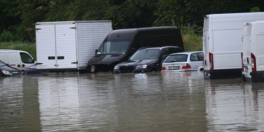 Fahrzeuge stehen nach heftigen Regenfällen im Hochwasser. Nach den Unwettern und Überschwemmungen in Italien ist die Anzahl der Opfer weiter gestiegen.