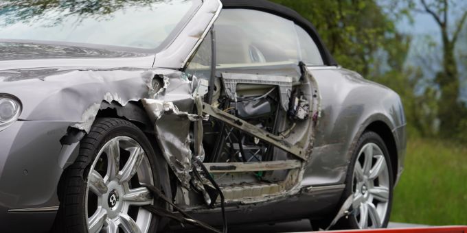 Unfall in Wetzwil ZH. Der Bentley kollidierte mit einem Armee-Lastwagen. Bentley Wetzwil