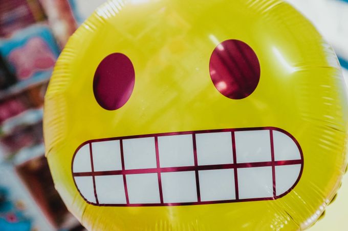 Toxische Positivität ist nicht authentisch. Smiley Balloon