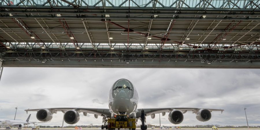 Eine Lufthansa-Maschine des Typs Airbus A380 rolltauf dem Flughafen in München.