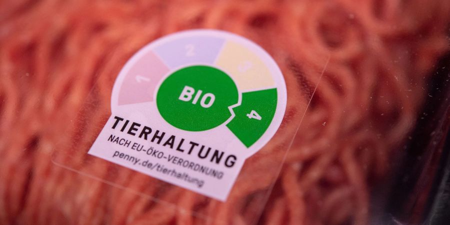 Rinderhackfleisch mit einer Haltungskennzeichnung der Stufe «Bio» im Regal eines Lebensmitteldiscounters.