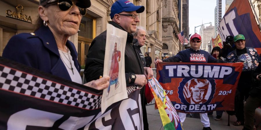 Trump-Unterstützer in New York. 
Trump selbst inszeniert sich als Opfer einer politisch gesteuerten Justiz.