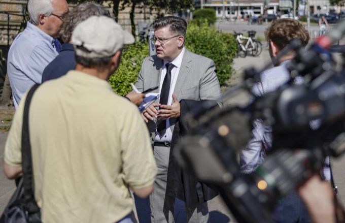 Der Anwalt der Klägerin, Tobias Ulbrich, spricht nach der Absage der Verhandlung vor dem Landgericht Hamburg mit Journalisten. tobias ulbrich