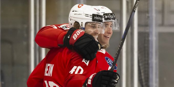 André Heim (l.) und Michael Fora jubeln im Dress der Schweizer Nati. Schweizer Nati