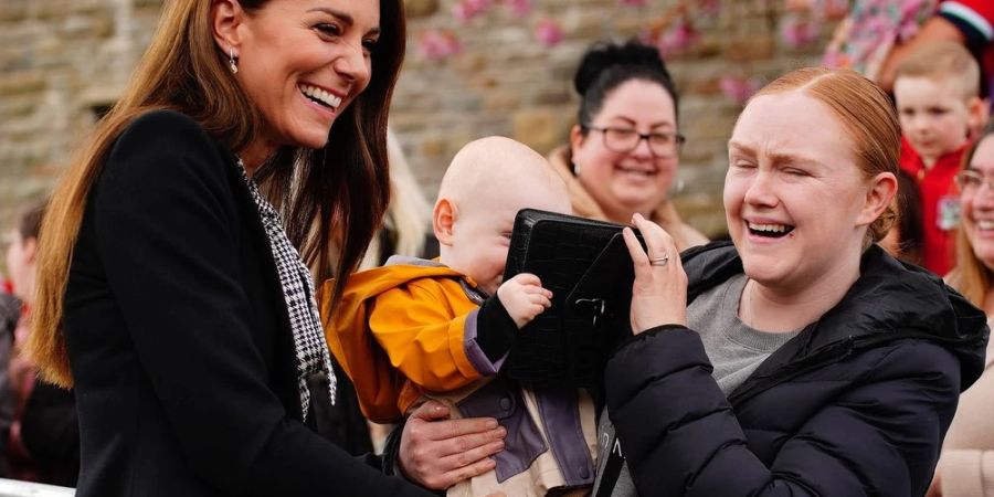 Prinzessin Kate (l.) mit dem kleinen Daniel und seiner Mama Lucy in Wales.