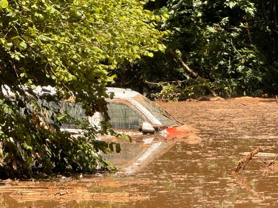 Eine Polizeipatrouille hielt nach einem heftigen Gewitter und einem Erdrutsch Ausschau nach Menschen oder Tieren, die in Gefahr sein könnten.