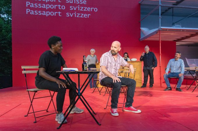 Anna Ngannou (gespielt von Cecilia Ngafor Fri) im Gespräch mit Sandro Frei (gespielt von Stephan Hugentobler).