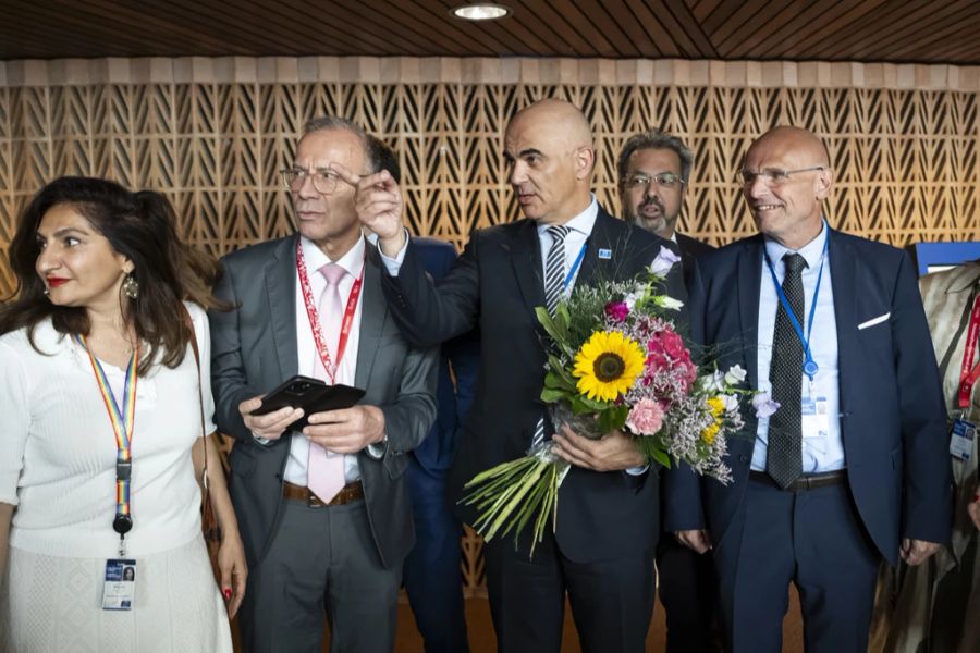 Und es gab Blumen für den Frischgewählten.