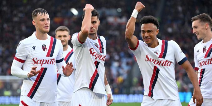 Dan Ndoye jubelt mit seinen Teamkollegen über einen Treffer gegen die AS Roma. Bologna