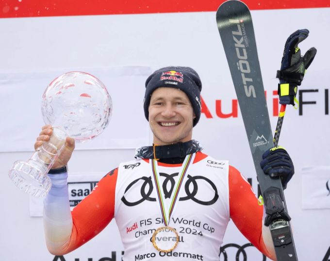 Marco Odermatt holte die grosse Kugel dreimal in Serie. Macht der achtfache Gesamtweltcupsieger Marcel Hirscher sie ihm kommende Saison strittig? Marco Odermatt