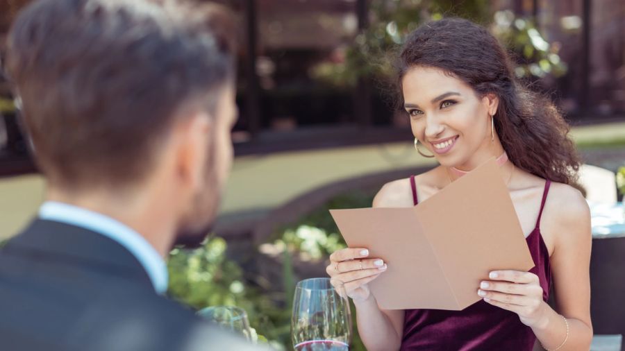 junge frau bei date, flirtend, lächelnd