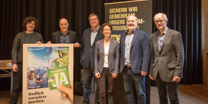 Korintha Bärtsch, Roland Fischer, Peter With, Gisela Widmer, Markus Bucher und Ruedi Amrein (vlnr). Stromgesetz Luzern Komitee