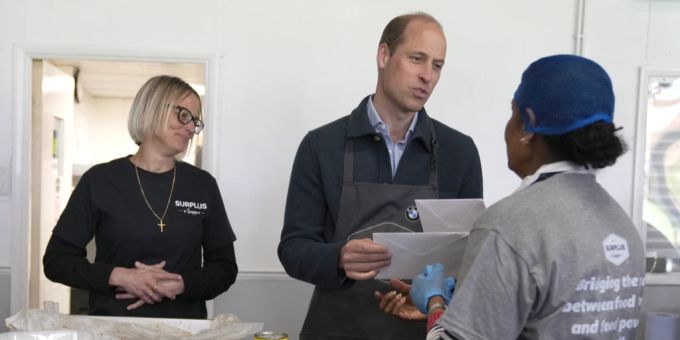 Prinz William erhält bei seinem ersten Einsatz seit Kates Diagnose Gute-Besserung-Karten von einer Freiwilligen. prinz william