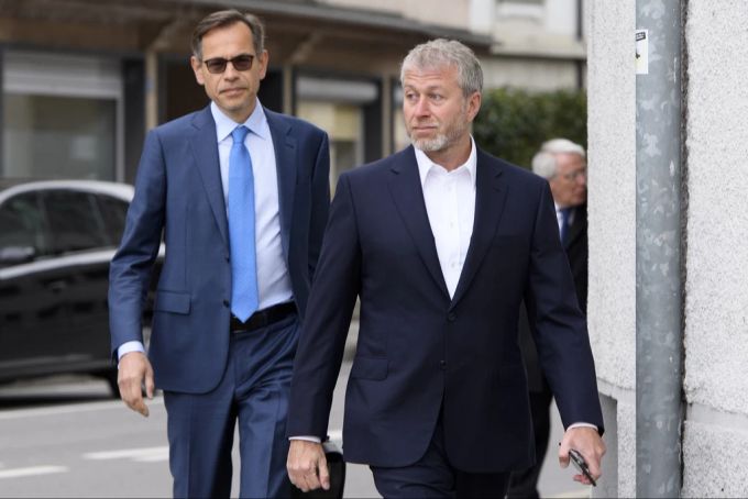 Roman Abramowitsch (rechts) und sein Anwalt. Der Oligarch soll Kontrolle über Vitesse Arnheim gehabt haben. (Archivbild) vitesse arnheim