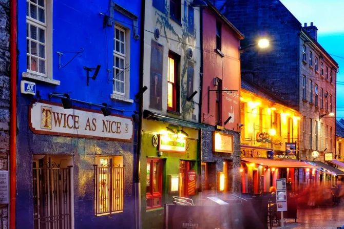 Strasse Bars beleuchtet Abend Galeway