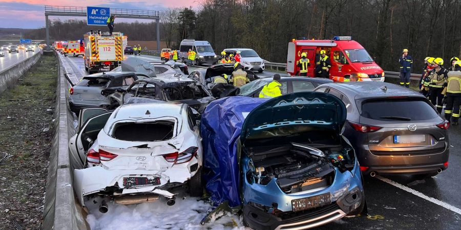 Mehrere Fahrzeuge stehen nach der Massenkarambolage teils stark beschädigt an der Unfallstelle.