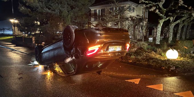 Kirchdorf AG: Auto prallt heftig in Gartenzaun. Kirchdorf AG