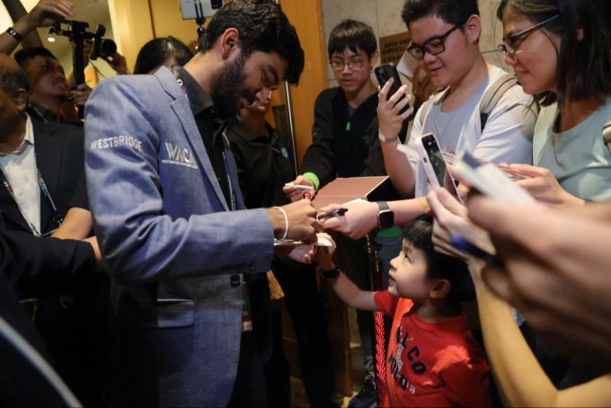 Fans sicherten sich schnell Autogramme des neuen Schach-Weltmeisters. weltmeister autogramme