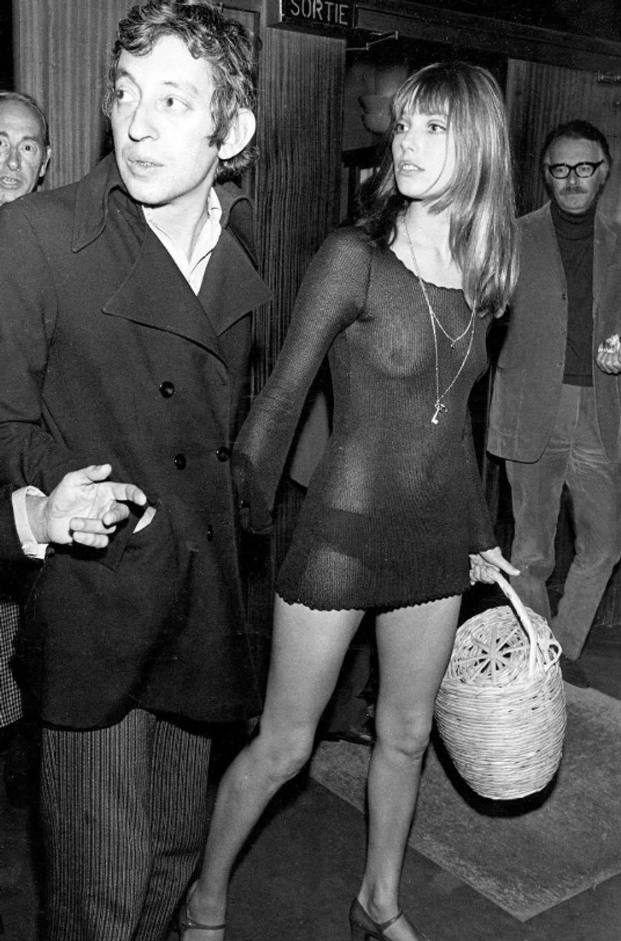 Jane Birkin in ihrem transparenten Minikleid.