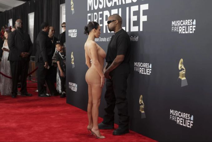 Ist das etwa Kunst? Bianca Censori posierte auf dem roten Teppich der Grammys. kanye west eklat
