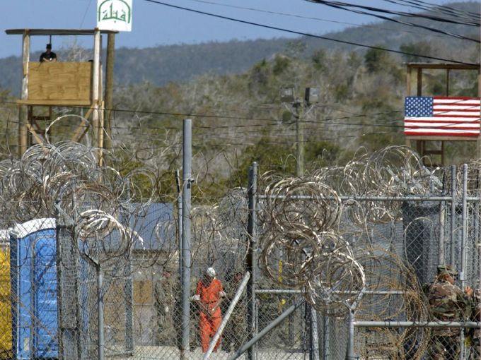 Zu Spitzenzeiten wurden 800 Insassen im Gefängnis Guantanamo inhaftiert. Nun will Trump das Gefängnis für illegale Einwanderer nutzen (Archivbild von 2002). Trump Guantanamo