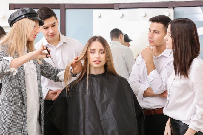 Ob Coiffeuse, Schneider oder Kauffrau: In der Schweiz gibt es viele verschiedene Berufsausbildungen. Berufslehre Coiffeur