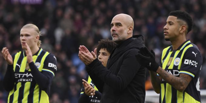 Pep Guardiola und seine Spieler bedanken sich bei den mitgereisten Fans. Pep Guardiola