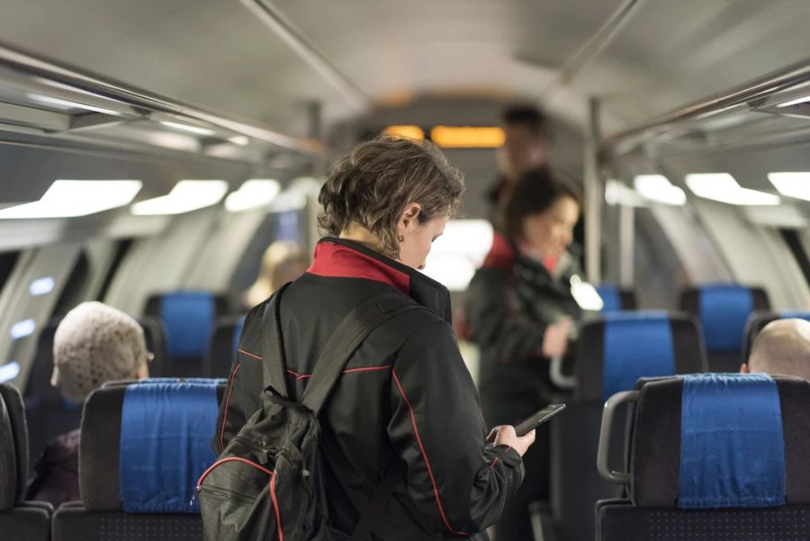 In einem Zug von Lugano nach Basel kam es am Montagabend zu einer Attacke auf eine Zugbegleiterin der SBB. (Symbolbild)