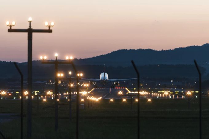 Die Initiative fordert eine strikte siebenstündige Nachtruhe am Flughafen Zürich zwischen 23 und 6 Uhr. Regierungsrat Nachtruhe Initiative