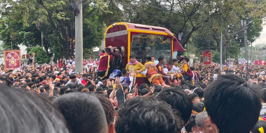 Die Prozession dauert traditionell viele Stunden. (Foto aktuell)