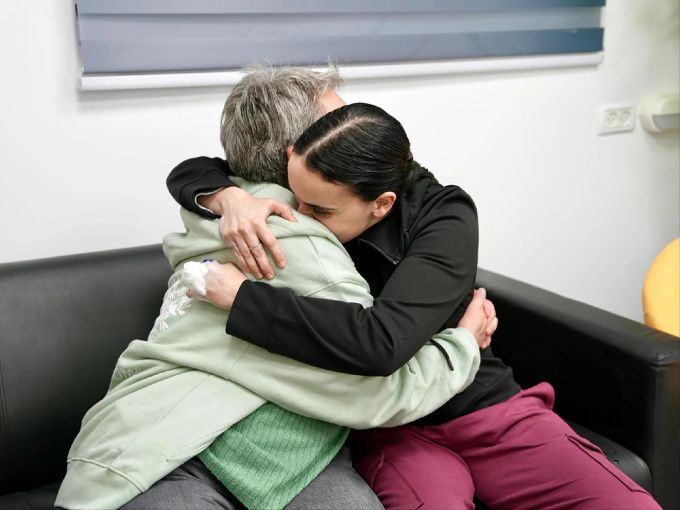 Emily mit ihrer Mama wiedervereint. emily