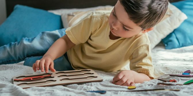 Junge mit Puzzle