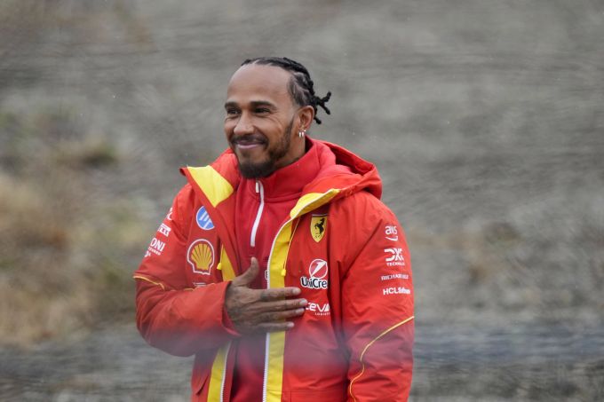 Lewis Hamilton wird von den Ferrari-Fans begrüsst. Lewis Hamilton Ferrari