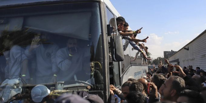 Dank Waffenruhe - Hamas und Israel tauschen Geiseln gegen Häftlinge aus