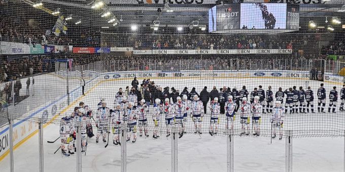 Die GCK Lions verabschieden sich bei ausverkauftem Haus (5225 Zuschauende) von den 40 GCK-Fans. GCK Lions
