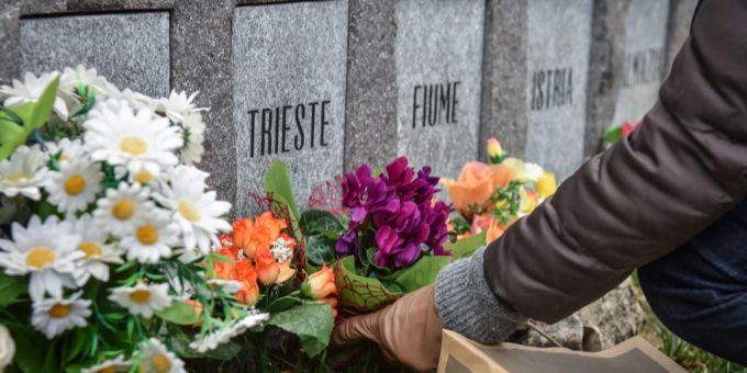 In Friaul wurde ein Foibe-Denkmal mit roter Farbe beschmiert. Foibe Kriegsdenkmal
