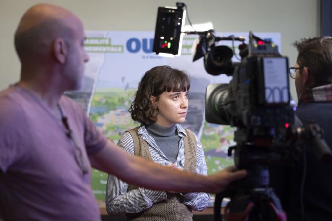 Magdalena Erni, Co-Präsidentin der Jungen Grünen Schweiz, gibt ein Interview nach einer Medienkonferenz der Grünen zur Lancierung der Kampagne für die Umweltverantwortungsinitiative, am 9. Januar 2025 in Bern. Umweltverantwortungsinitiative Magdalena Erni