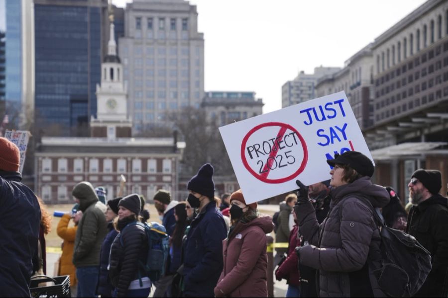 Demonstranten gegen «Project 2025» vor der «Independence Hall» in Philadelphia, am 5. Februar 2025.